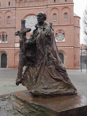 브레멘-함부르크의 성 안스가리오_photo by Membeth_in front of the Cathedral Church of St Mary in Hamburg_Germany.jpg